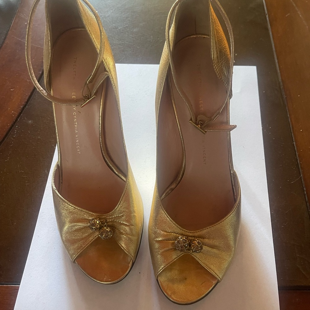 Cynthia Vincent Gold Leather Heels 6.5B Made in Italy